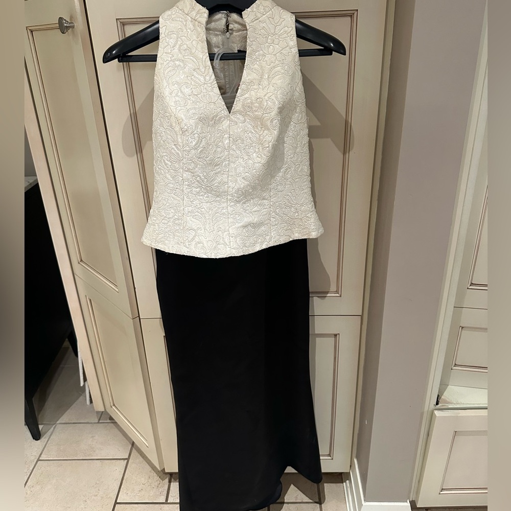 Carmen Marc Valvo Ivory Textured Two Piece